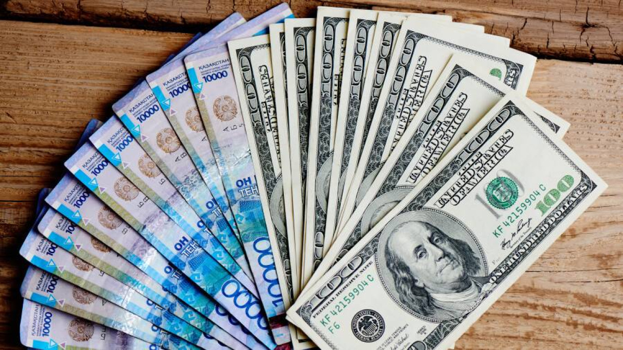 Обменные пункты просят почти 550 тенге за доллар, но на бирже курс начал снижаться