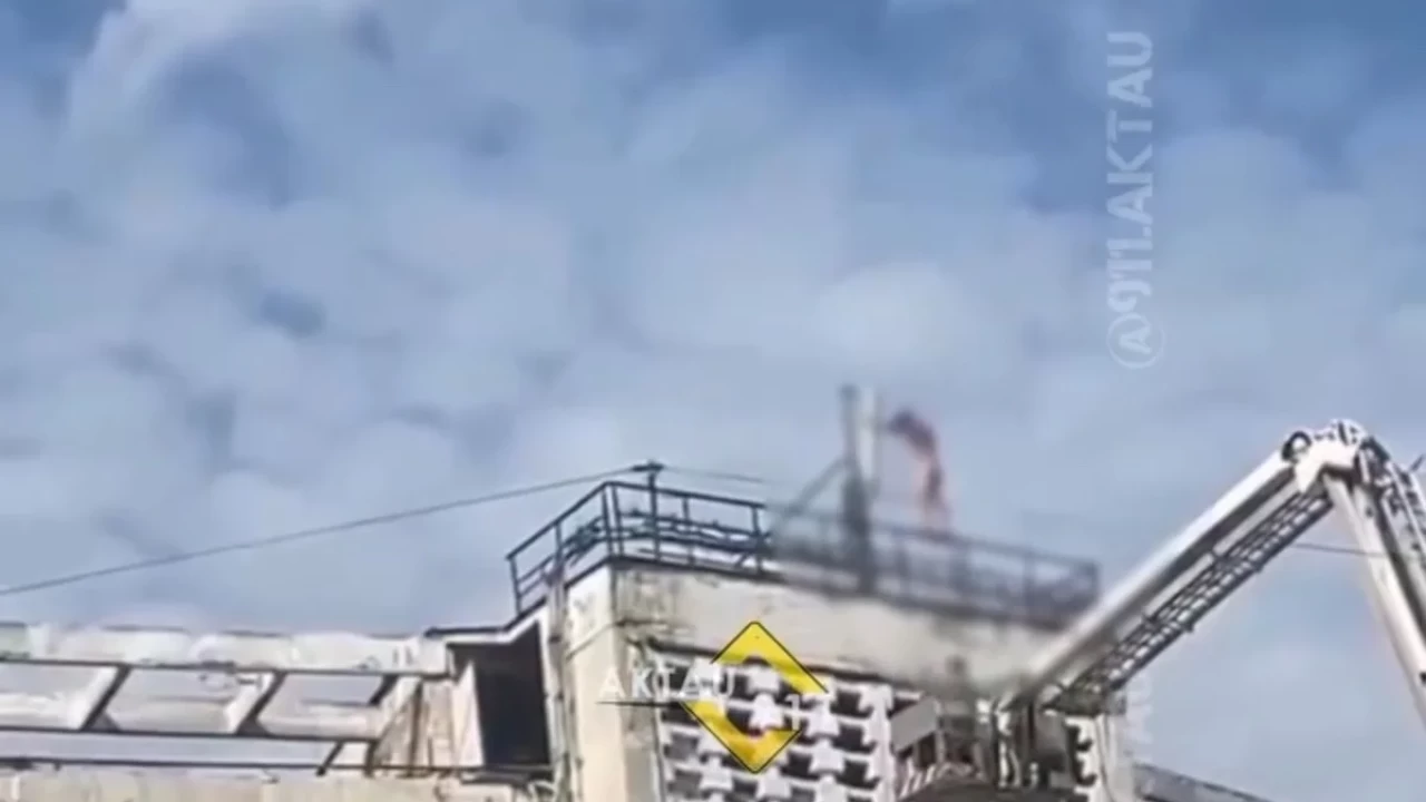 Ақтауда жалаңаш ер адам 11-қабаттың шатырынан секіріп кетті