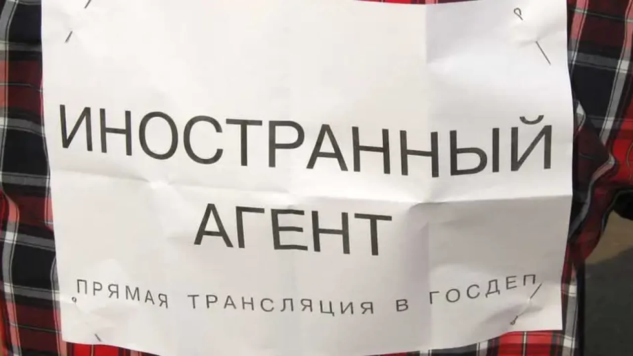 «Журналистер мен белсенділер»: Ресейде елді сатқан «иноагенттердің» қатары көбейді