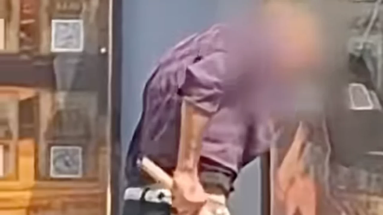 Астанада ер адам Абайдың қара сөзі жазылған плакатты жыртып тастады