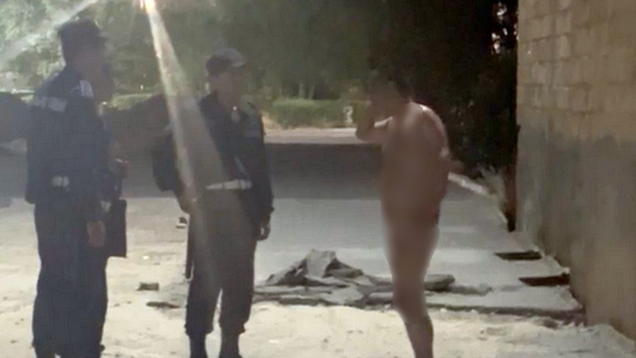 «Кішкентай қызды зорлаған болуы мүмкін»: Ақтауда жалаңаш серуендеген ер адам ұсталды