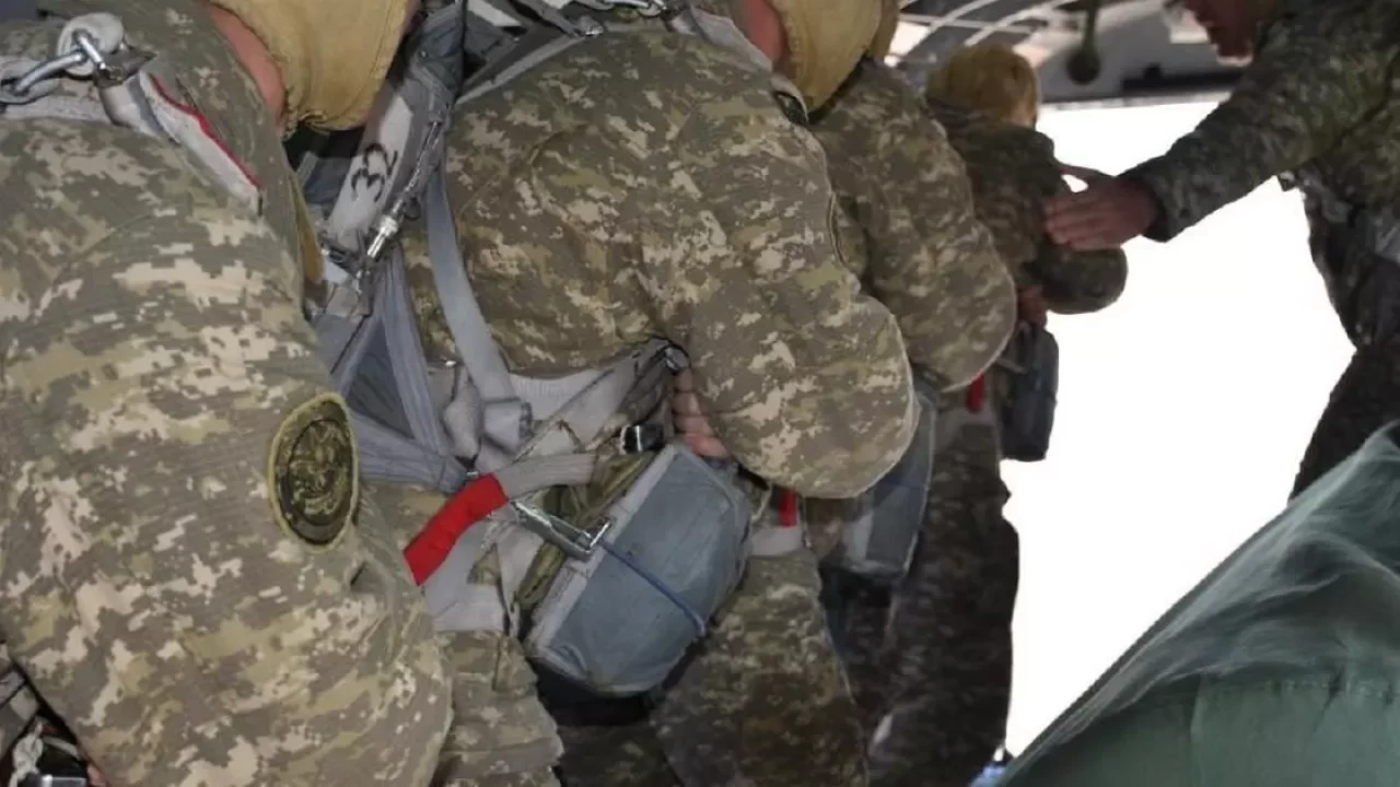 Курсант погиб при учебном прыжке с парашютом в Актобе