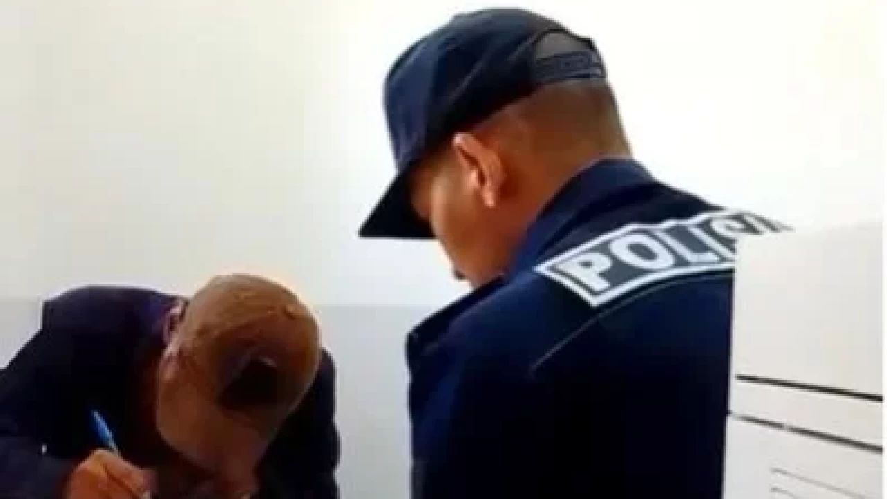 Абайдың нақыл сөздері жазылған стендті бүлдірген адам қамауға алынды