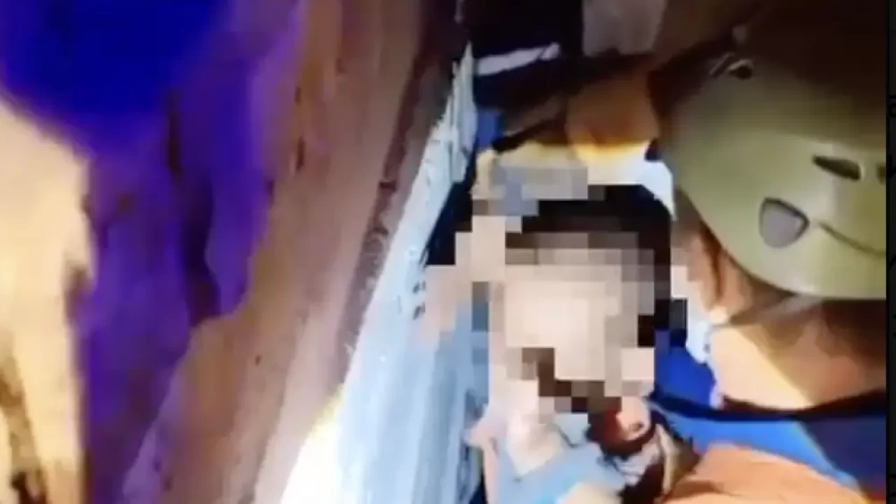 В Жамбылской области спасатели освободили ребёнка, застрявшего между бетонными плитами