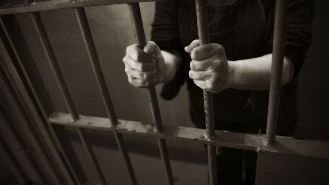 В Актау осудили 50-летнюю женщину и её сыновей за жестокую эксплуатацию инвалидов