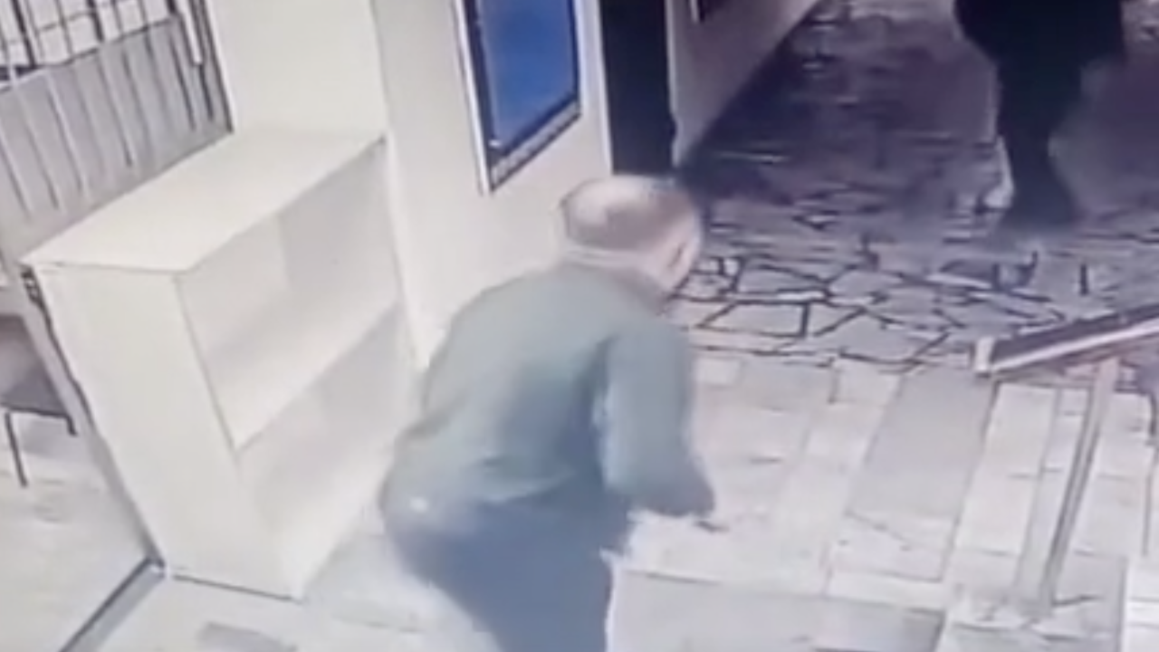 Рогаткамен қарамағындағыларға оқ атқан полицейге қатысты тергеу басталды