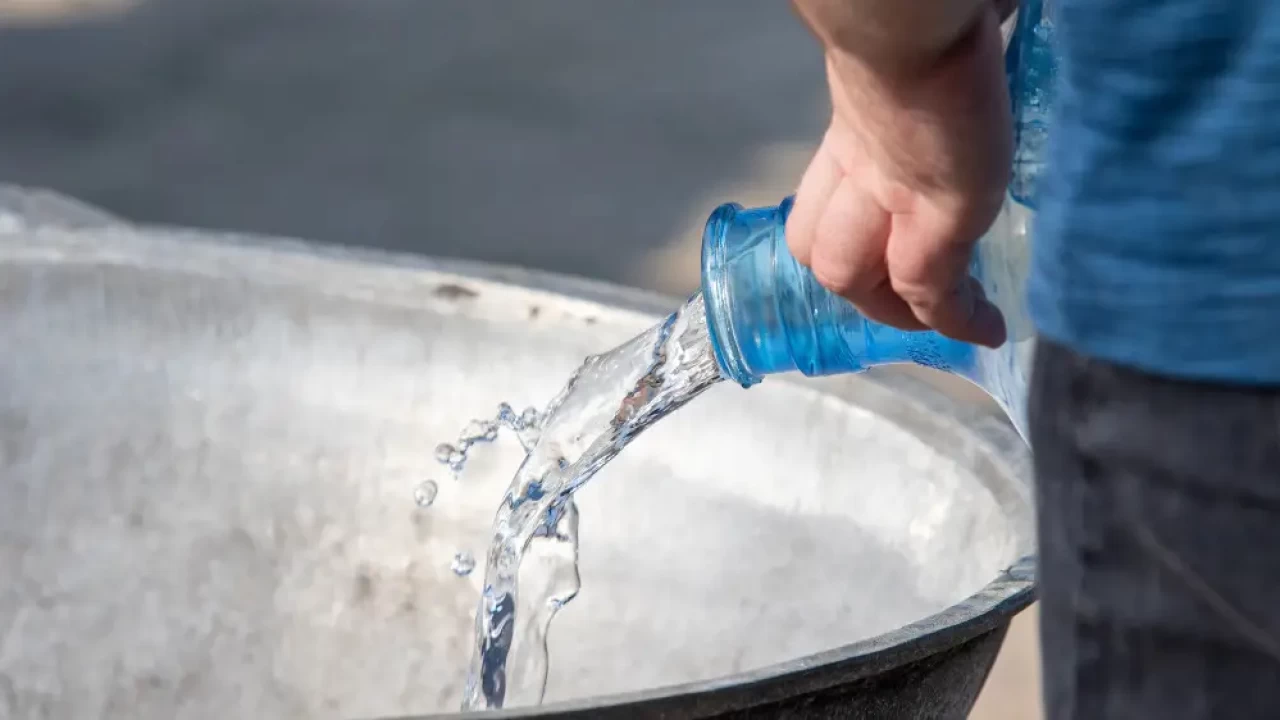 "Живем в нечеловеческих условиях": жители Акжара в Алматы остались без воды