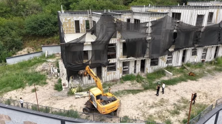 Алматының тау бөктерінде заңсыз салынған таунхаус бұзылып жатыр