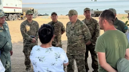 «Қанша уақыт қажет болса да іздейміз»: Қорғаныс министрі жоғалған тікұшақ экипажының туыстарымен кездесті