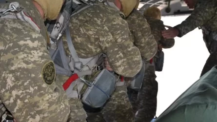 Курсант погиб при учебном прыжке с парашютом в Актобе