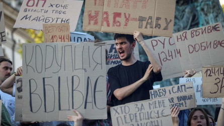 «Антикорды билікке тәуелді етпе!»: Украинада Зеленскийдің жаңа заңына қарсы митинг өтті