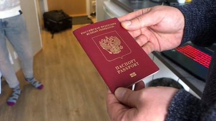 «Визаға тосқауыл»: Латвия ескі паспортпен жүрген ресейліктерді елге кіргізу тоқтатты