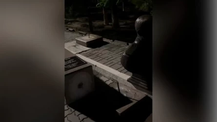 Атырауда үстіне ескерткіш құлаған бүлдіршіннің өліміне кінәлі адам сотталды