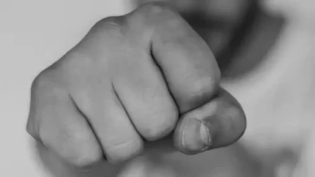 Семейде 12 жастағы баланы бір топ жасөспірім соққыға жықты