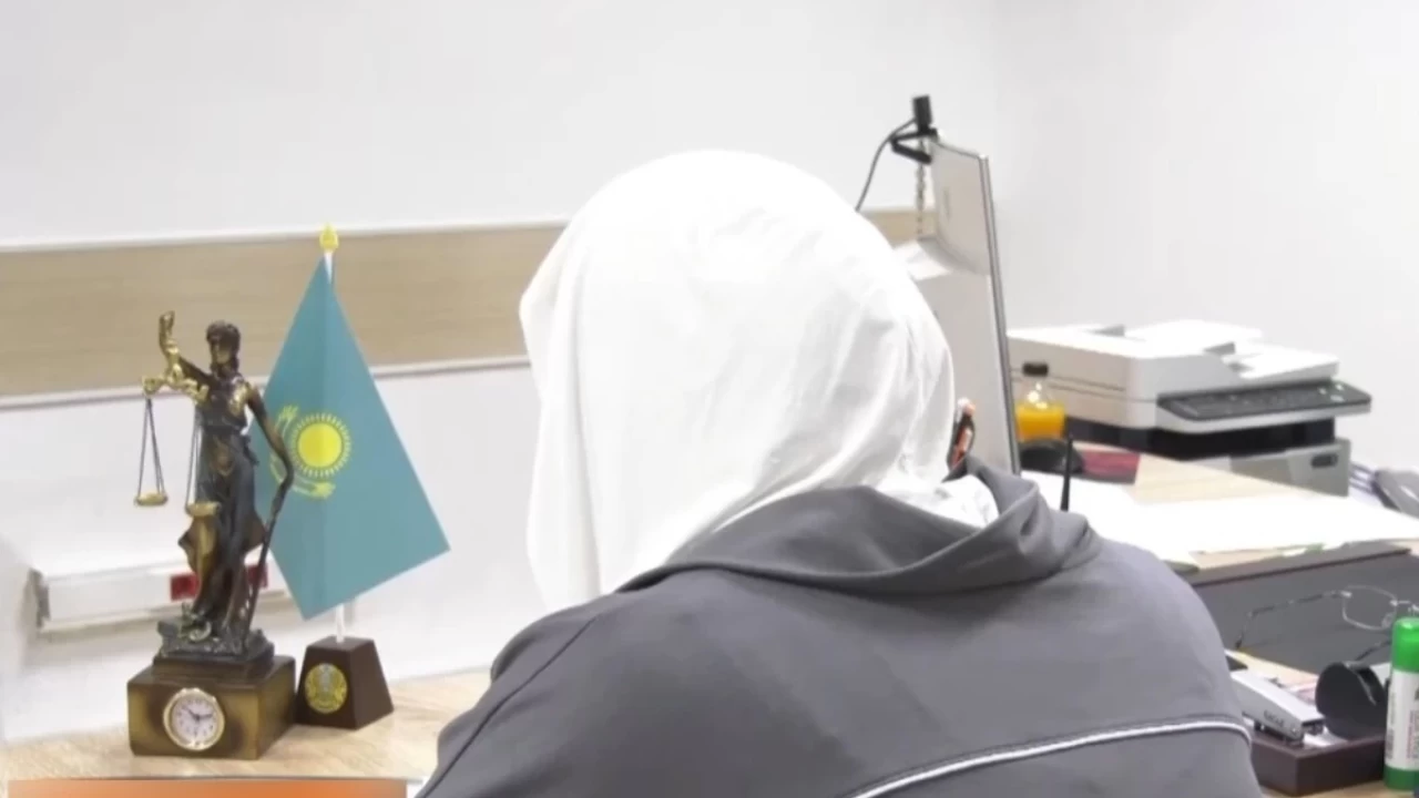 «Пышақпен қорқытып, зорлағанын видеоға түсірді»: Астанада студент қызды қатарласы бірнеше ай бойы зорлап келген