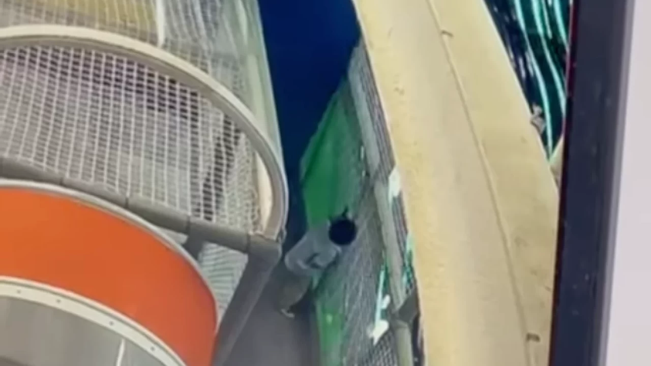 Ақтауда ойын орталығында темір конструкция бүлдіршіннің үстіне құлады