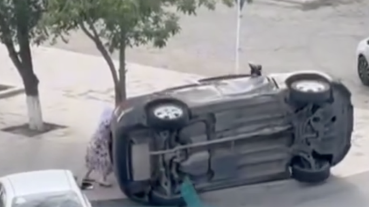 Атырауда апа жол апатынан аударылған көлікті көтеруге көмектесті