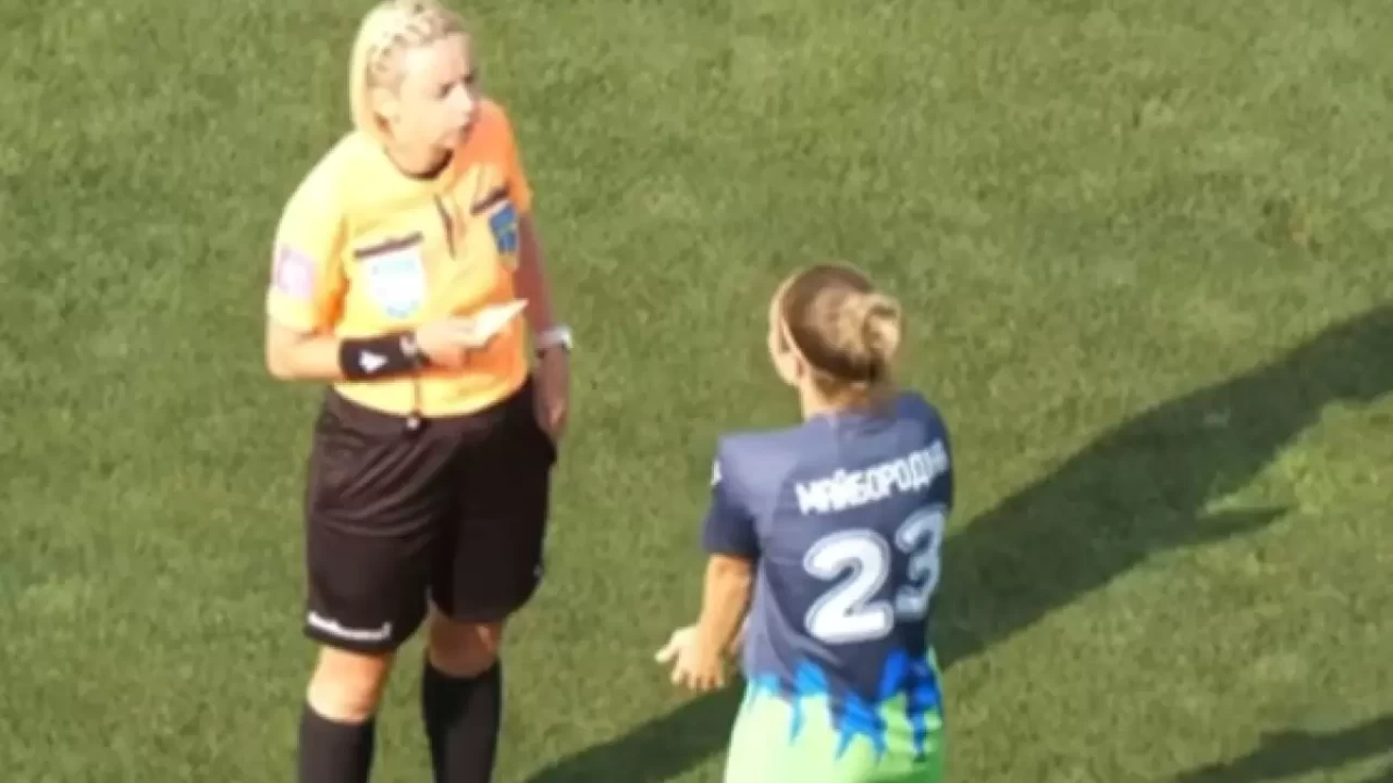 «Біз Ресейде емеспіз!»: Украинада футболшы орыс тілінде сөйлегені үшін ескерту алды