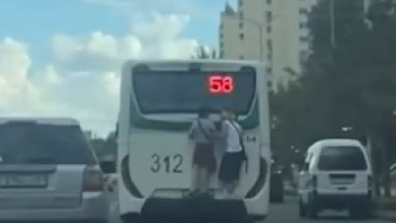 Астанада жасөспірімдер жүріп бара жатқан автобусқа асылып алған (ВИДЕО)