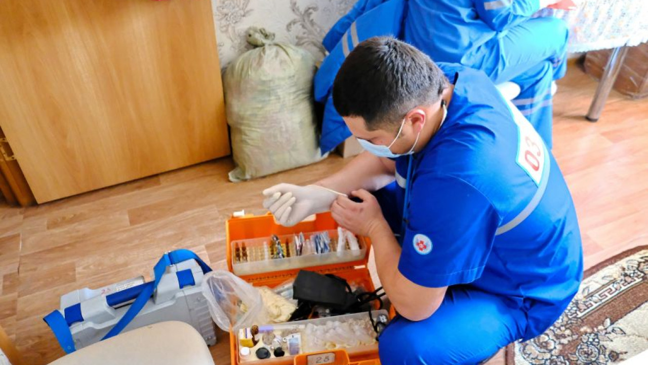 Түркістанда ер адам қызғаныштан фельдшерді ұрып тастады