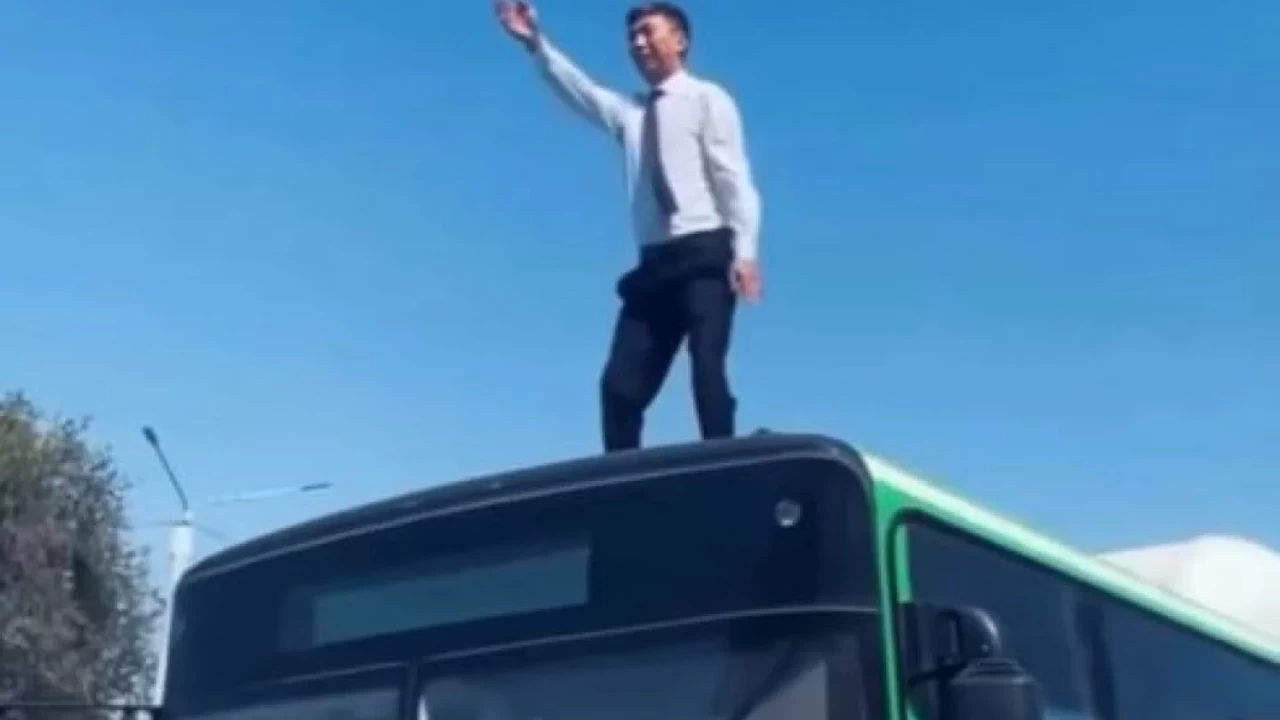 Қырғызстан вице-министрі автобустың үстінде билеп, TikTok жұлдызына айналды (ВИДЕО)