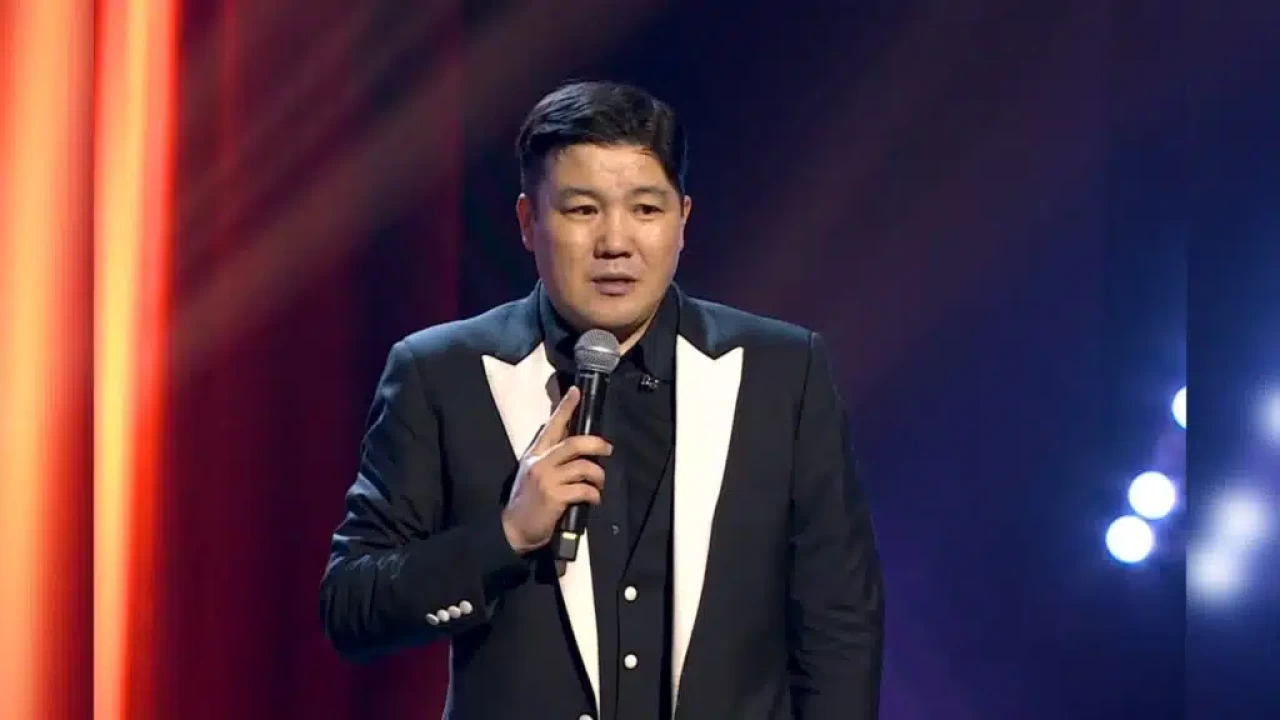 «Бірдеңе білу үшін келіп отырсыңдар ма?»: Тұрсынбек Қабатов отбасына қатысты сұраққа жауап берді