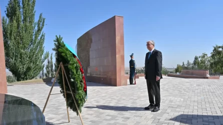 Визит Токаева в Кыргызстан начался с возложения цветов в мемориальном комплексе "Ата-Бейит"