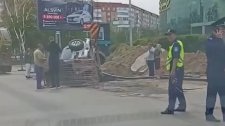 В Павлодаре автомобиль провалился в яму (видео)