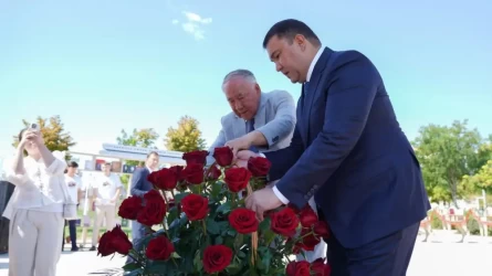 В Туркестане почтили память Абая, возложив цветы к его памятнику