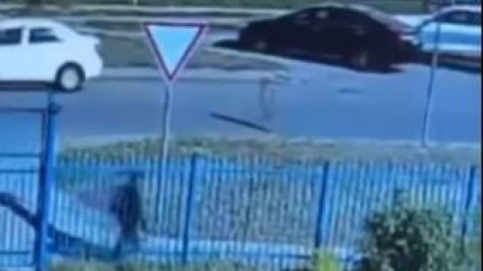 Астанада балабақша тәрбиешісі баланың үйіне жалғыз кетіп қалғанын байқамай қалған (ВИДЕО)