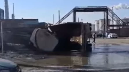 Атыраудағы мұнай өңдеу зауытының маңында жүк көлігі аударылып қалды