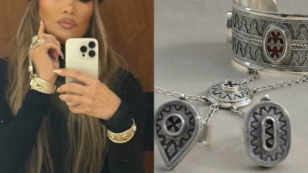 "Теперь своя": Дженнифер Лопес в Instagram показала "паспорт казахской женщины"
