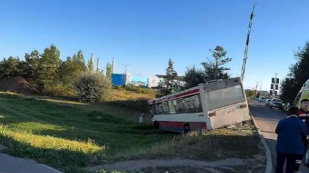 В Астане автобус выехал с дороги: 14 человек пострадали
