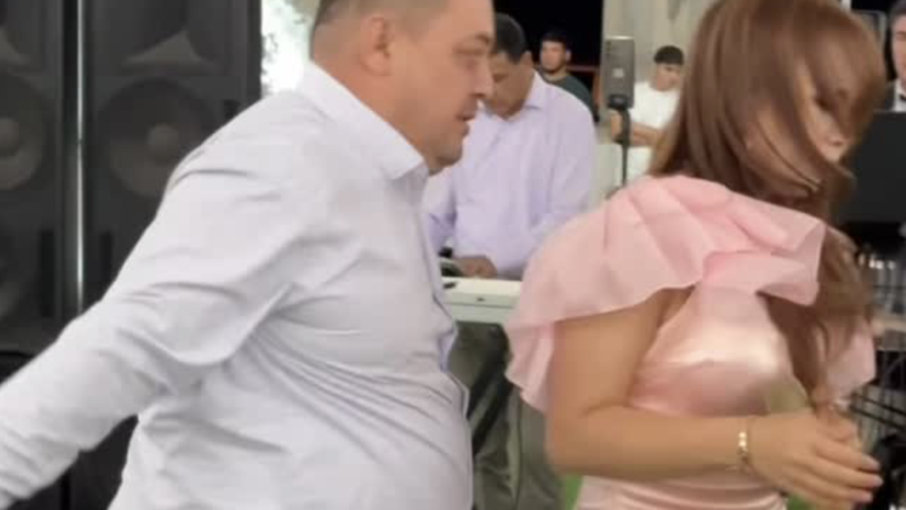 Түркістандағы тойда әнші қызды бұрынғы қайын атасы ұрып тастады (ВИДЕО)