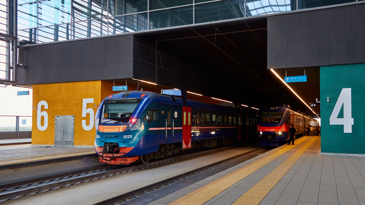 Ақмолалық қыз Көкшетау – Нұрлы Жол пойызының терезесін сындырды