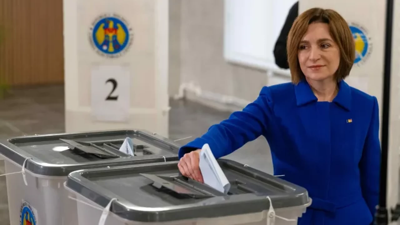 «Ресейге қарсы жеңіс»: Молдовадағы тарихи сайлауда билік партиясы алда келеді