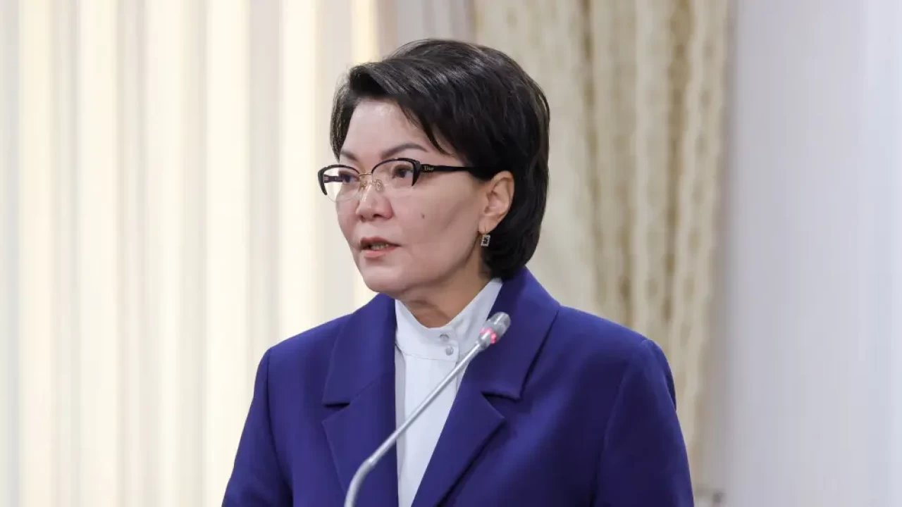 Взял кредит — остался без пособия: министр Жакупова объяснила, что меняется