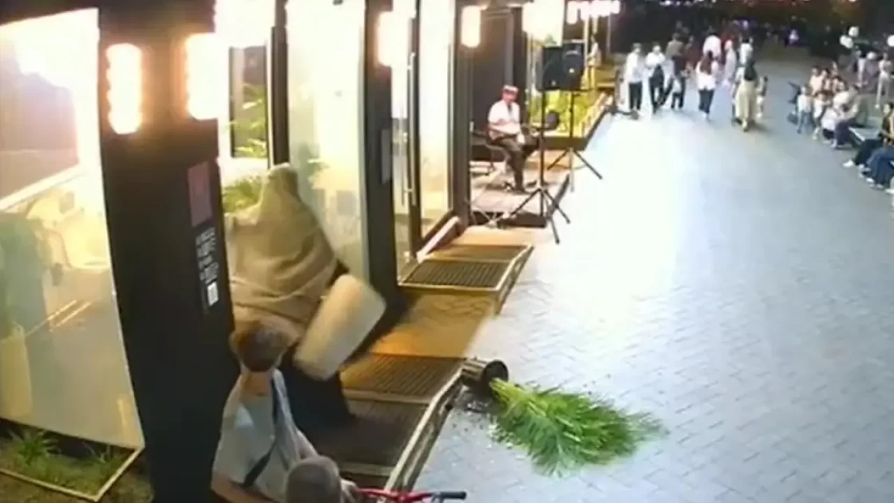 В Шымкенте женщина в хиджабе устроила погром в общественном туалете — видео