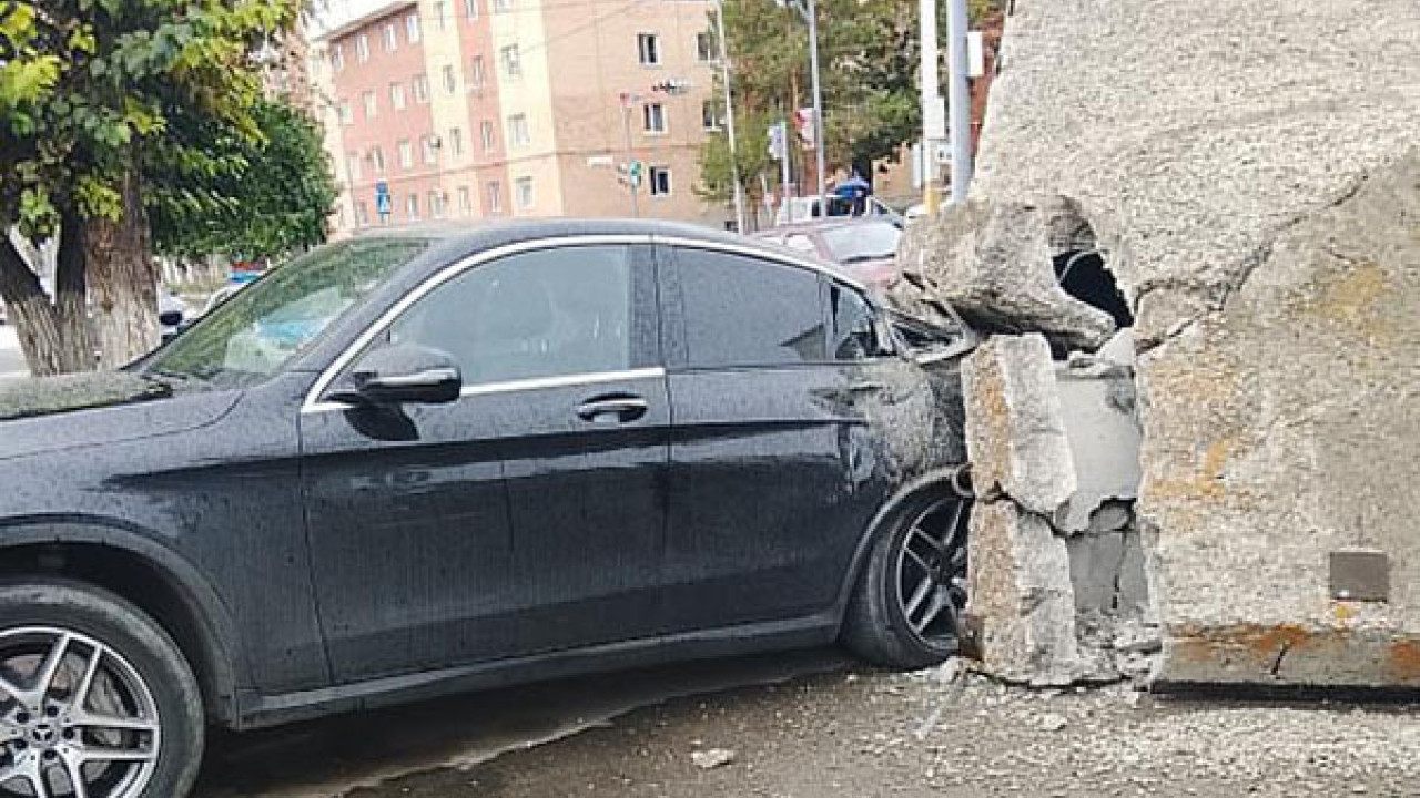 Қостанайда жүк көлігінен бетон плита түсіп, Mercedes-ті басып қалды