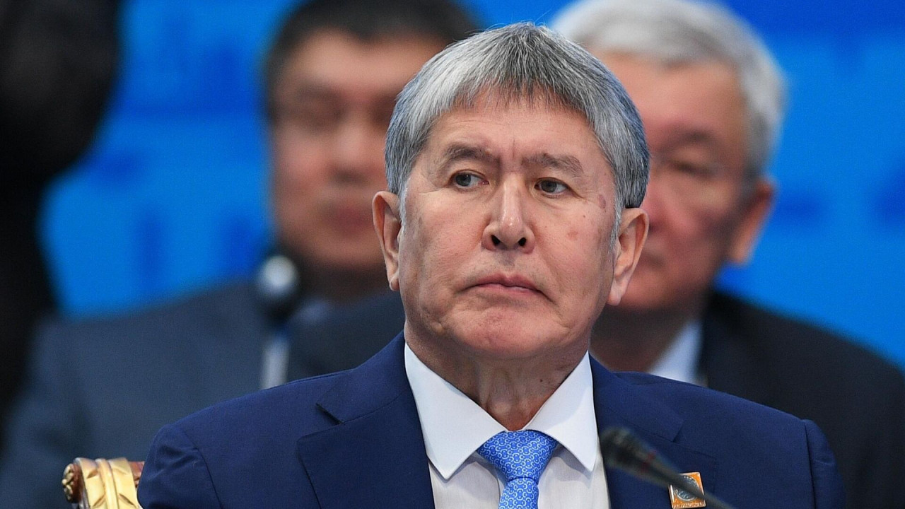 Қырғызстанның бұрынғы президенті Алмазбек Атамбаевтың отбасы үйінен күштеп қуылды