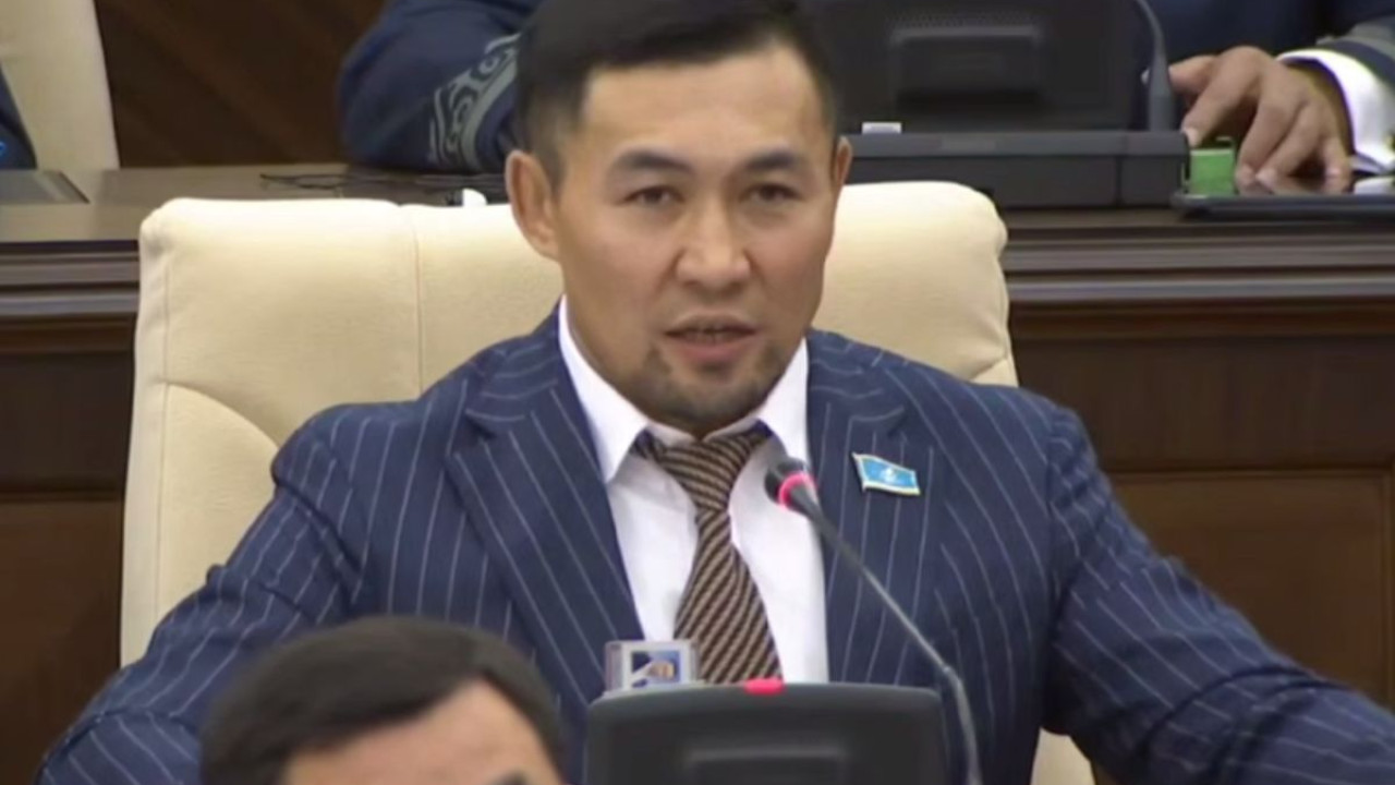 «Түсініктеме беру онша дұрыс емес»: Әшімбаев депутаттың Мәжілісте анасын құттықтауы жайлы