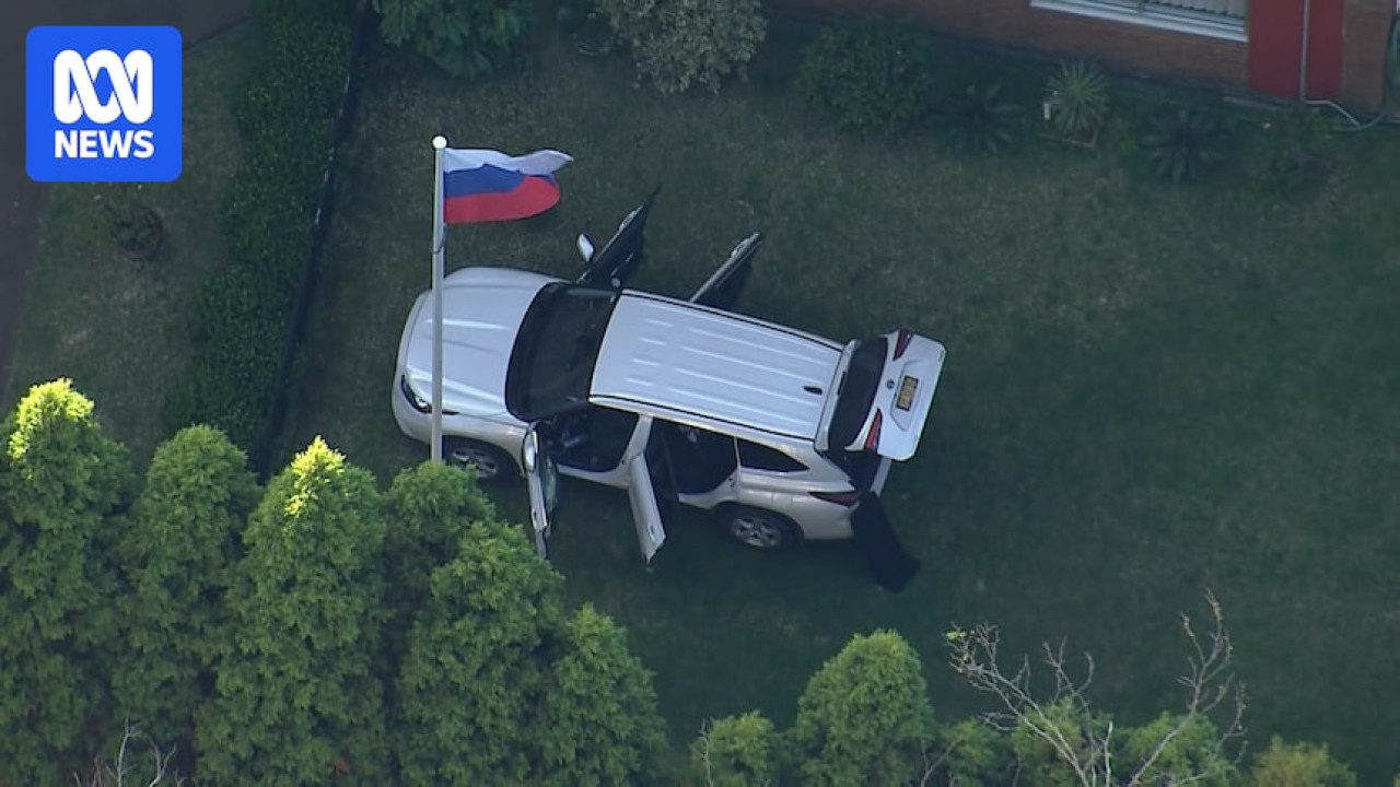 Сиднейде жол талғамайтын көлік Ресей елшілігінің қақпасына соғылды