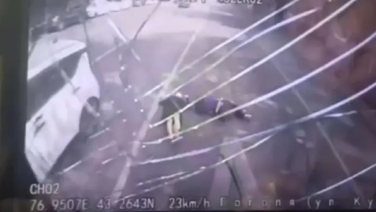 Алматыда автобус екі қызды қағып кетті: оқиға сәті видеоға түсіп қалды