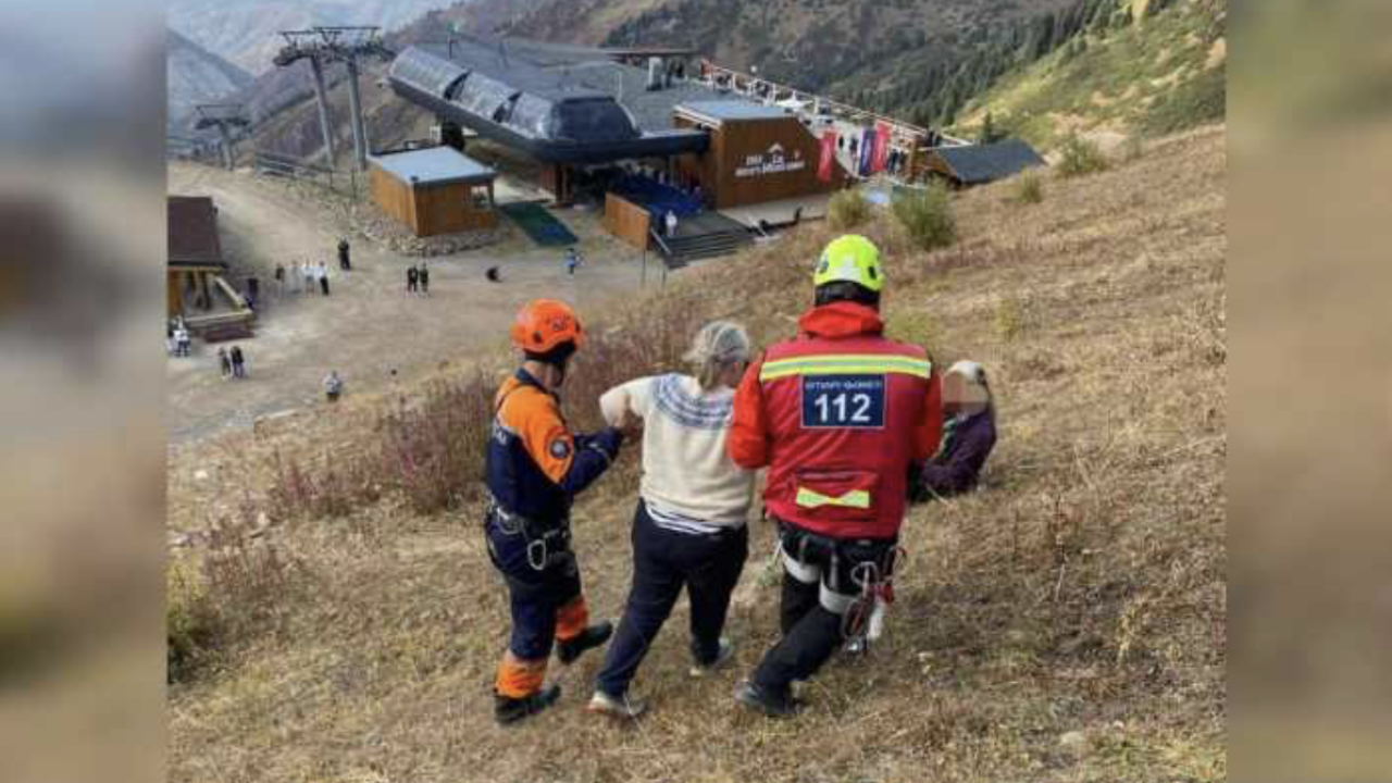 Алматыда 120-дан аса адам аспалы жолда қалып қойды