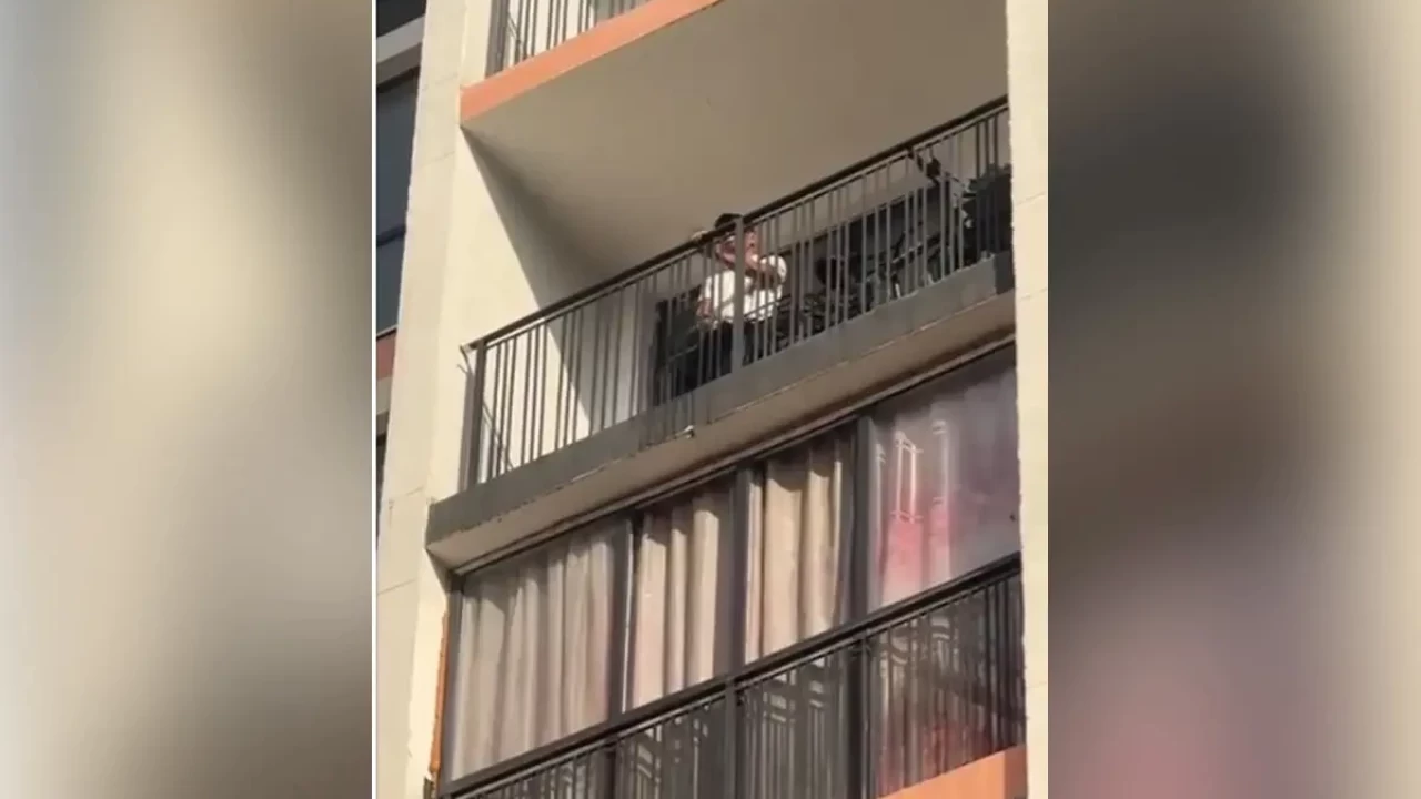 В Алматы общество возмутила выходка мужчины, справившего нужду с балкона