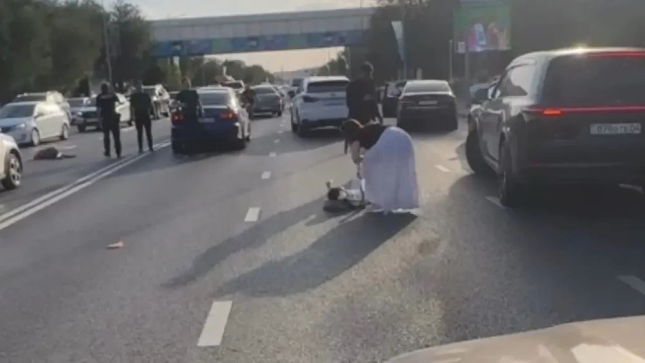 «Әже көз жұмды»: Ақтөбенің қақ ортасында әже мен немересін көлік қағып кетті