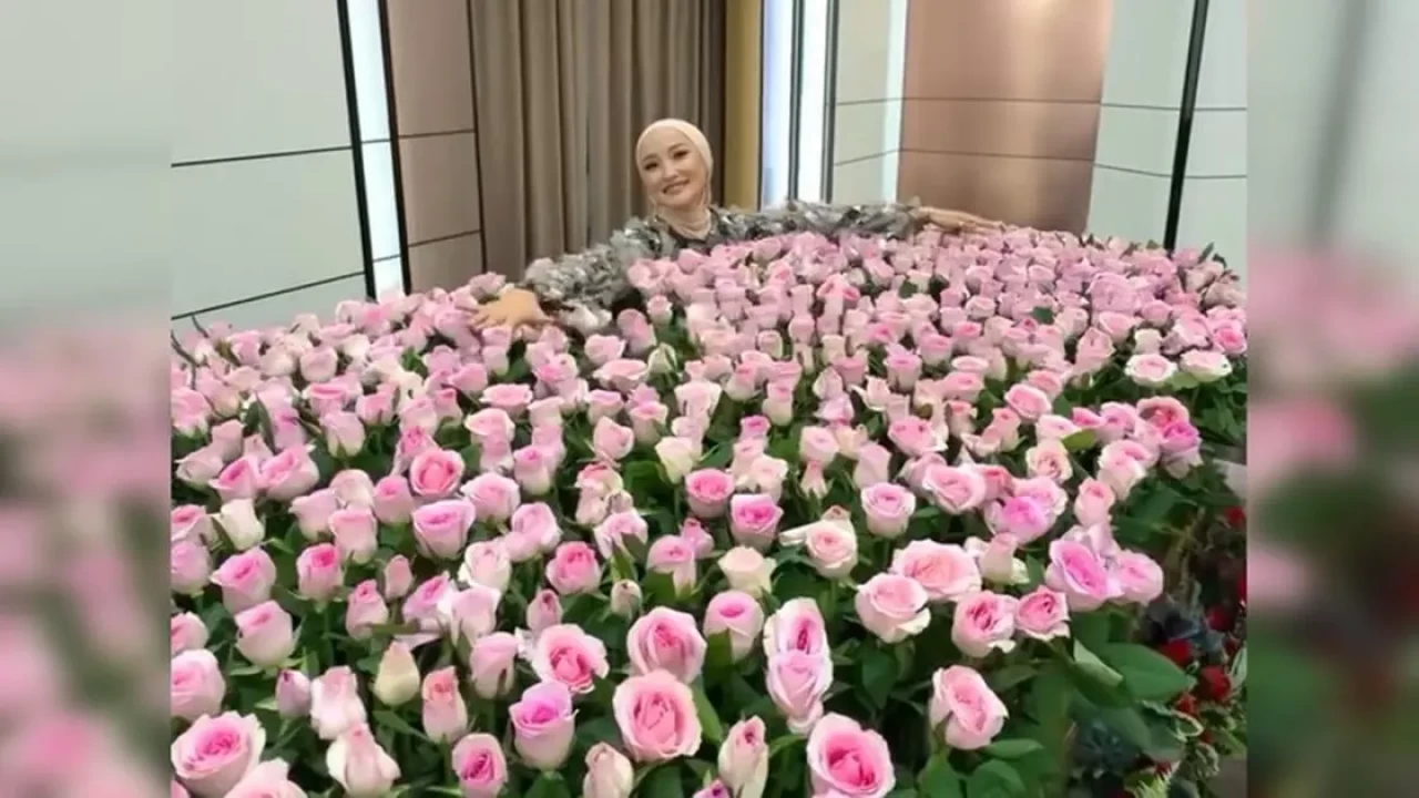 "Миллион алых роз": Молдир Ауелбекова продемонстрировала огромный букет цветов (видео)