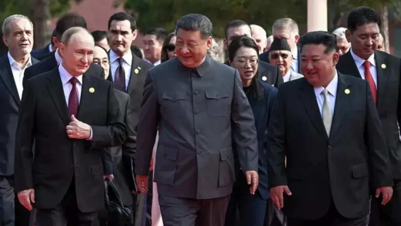 Си Цзиньпин, Путин и Ким Чен Ын вместе вышли смотреть парад в Пекине