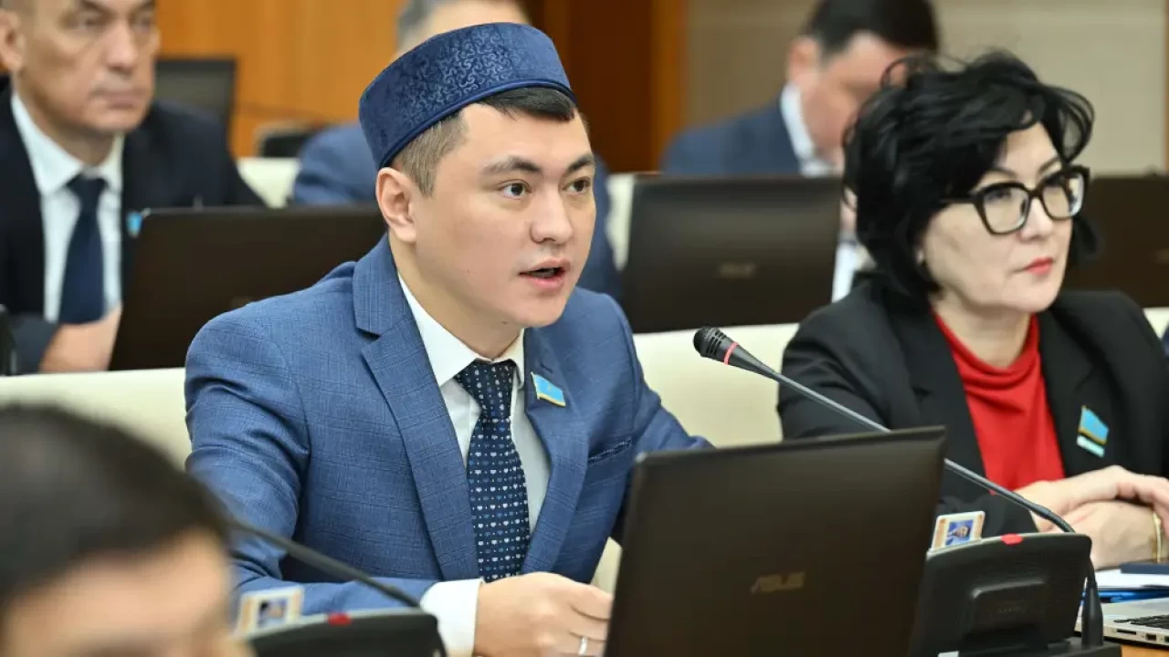 Пост депутата вызвал бурную реакцию в соцсетях среди казахстанцев