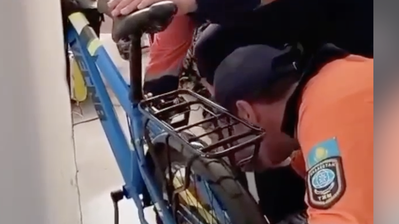 Атырауда үш жасар бала велосипедтің тізбегіне қысылып қалған (ВИДЕО)